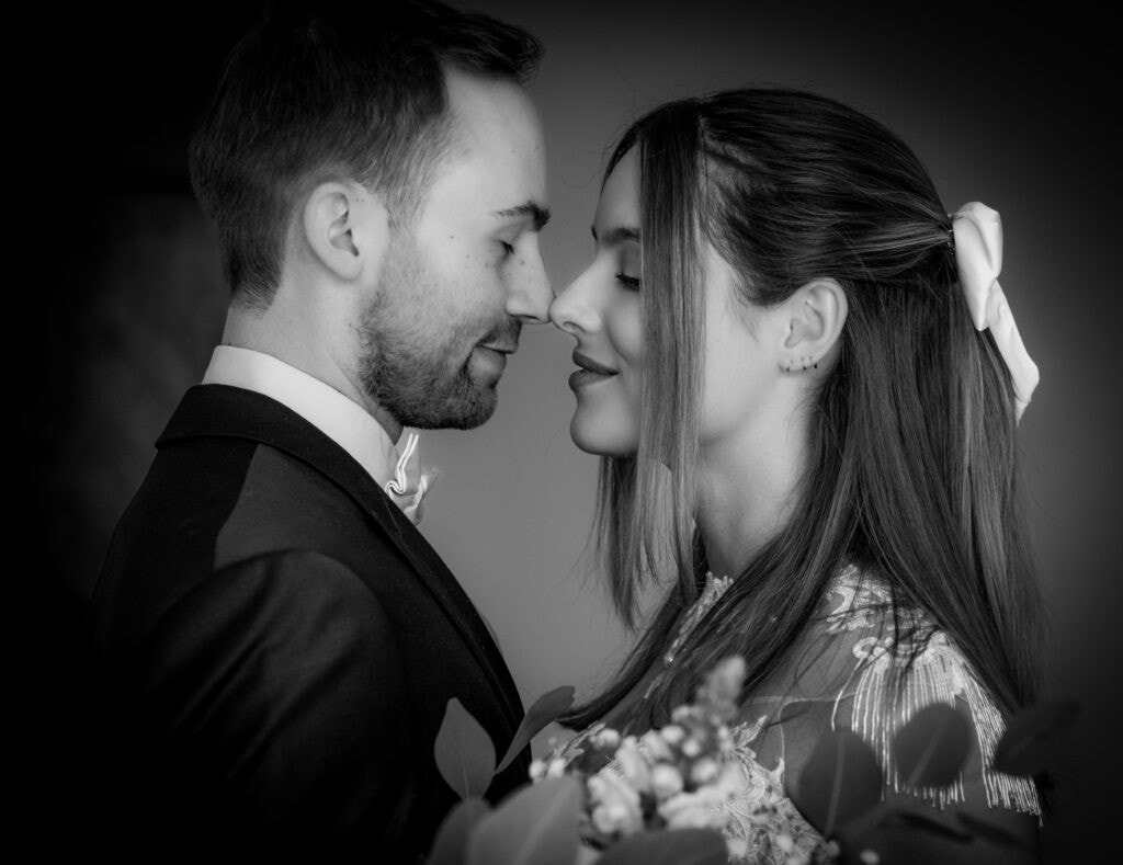 Hochzeitspaar blickt sich liebevoll an, symbolisiert Verbundenheit und Glück. Hochzeitsfotografie Diane K. Senft