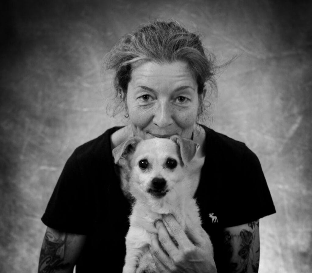 Porträt von Mensch mit Hund, schwarz-weiß. Natürliche Portätfotografie