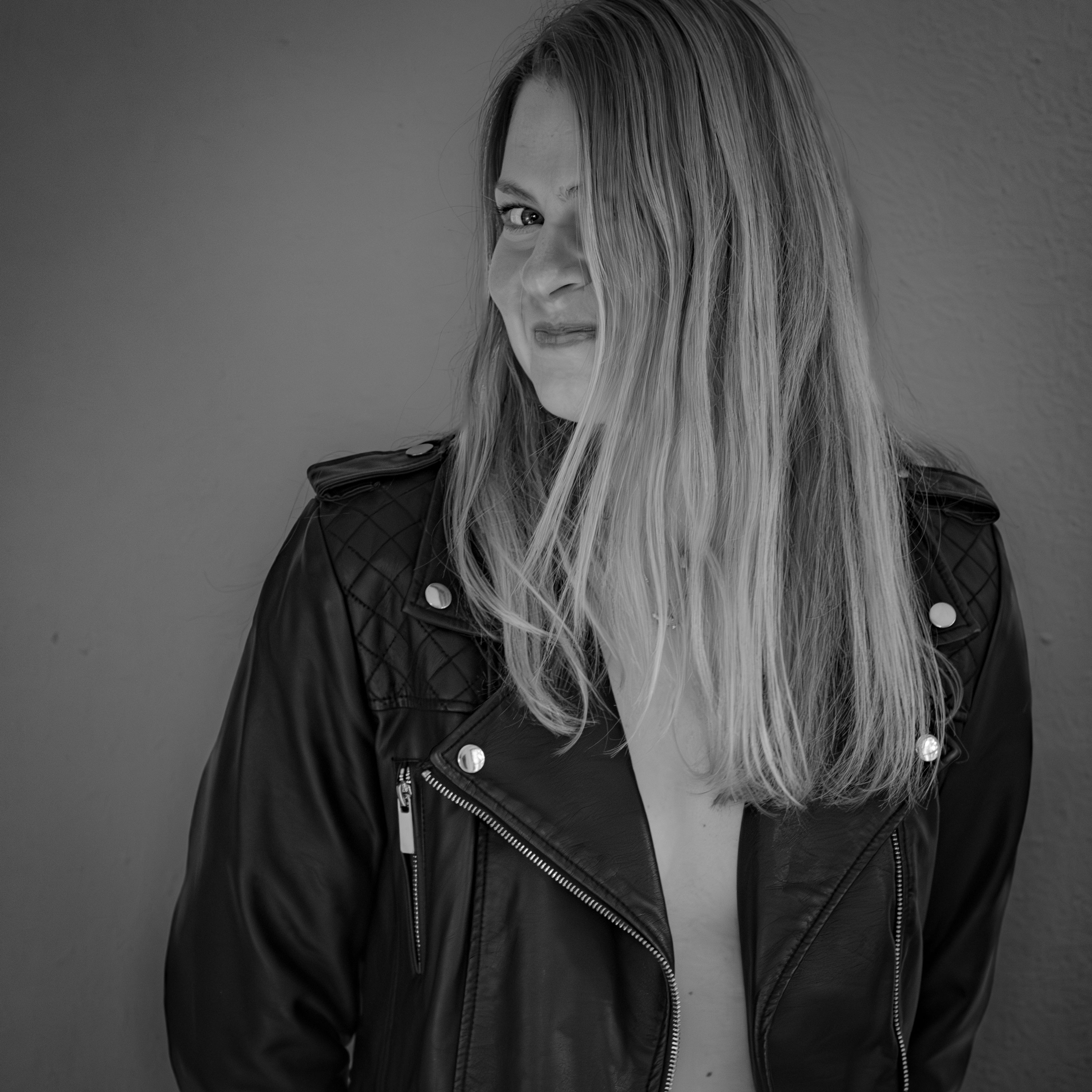 Porträtfotografie, lässig, Frau in Lederjacke ,professionelle Fotografin