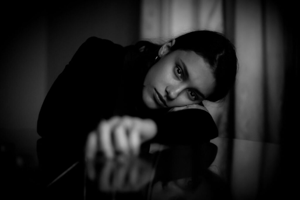 Schwarzes und weißes Porträtfoto Diane K. Senft, Frau nachdenklich und elegant.