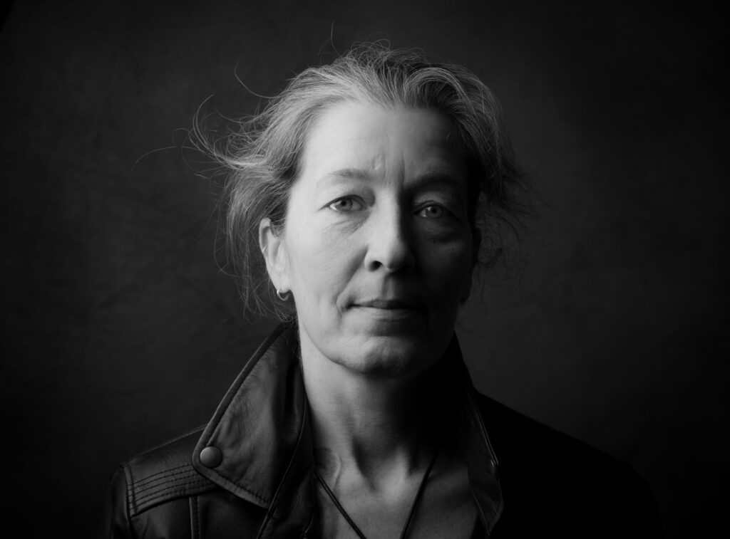 Diane K. Senft, professionelles Porträtfoto in Schwarz-Weiß.