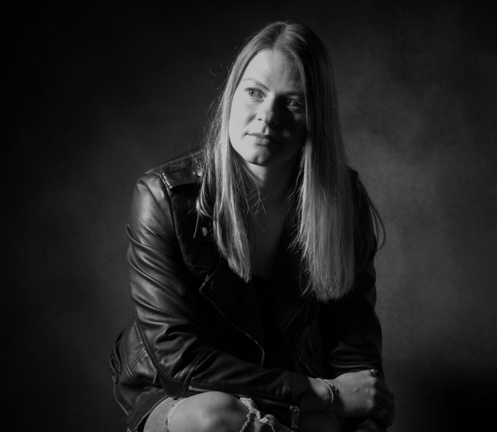 Schwarz-Weiß-Porträt von Frau, nachdenklich und stilvoll.