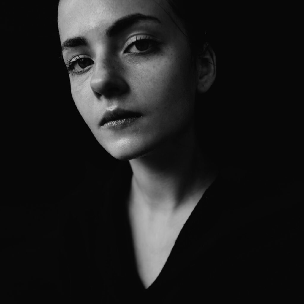 Schwarzes und weißes Portrait, Fokus auf Gesicht und Ausdruck.