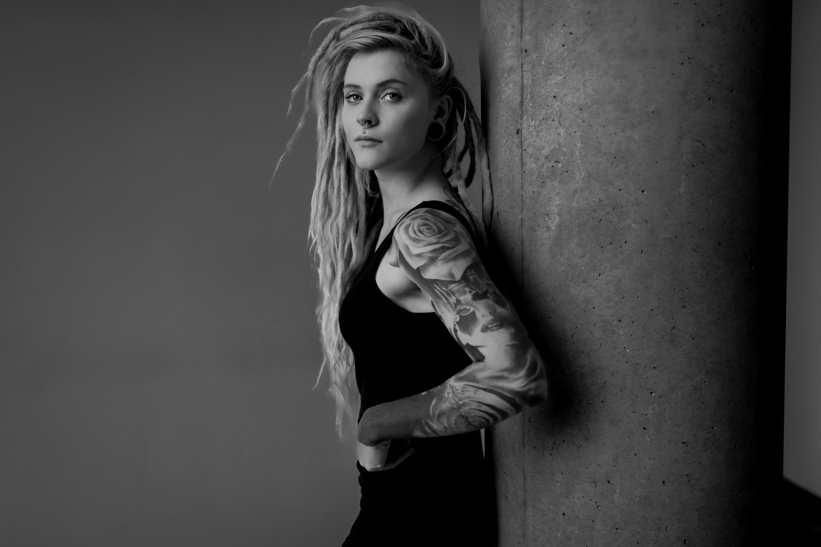 Frau mit Tattoo und langen Haaren, Porträtfotografie Diane K Senft