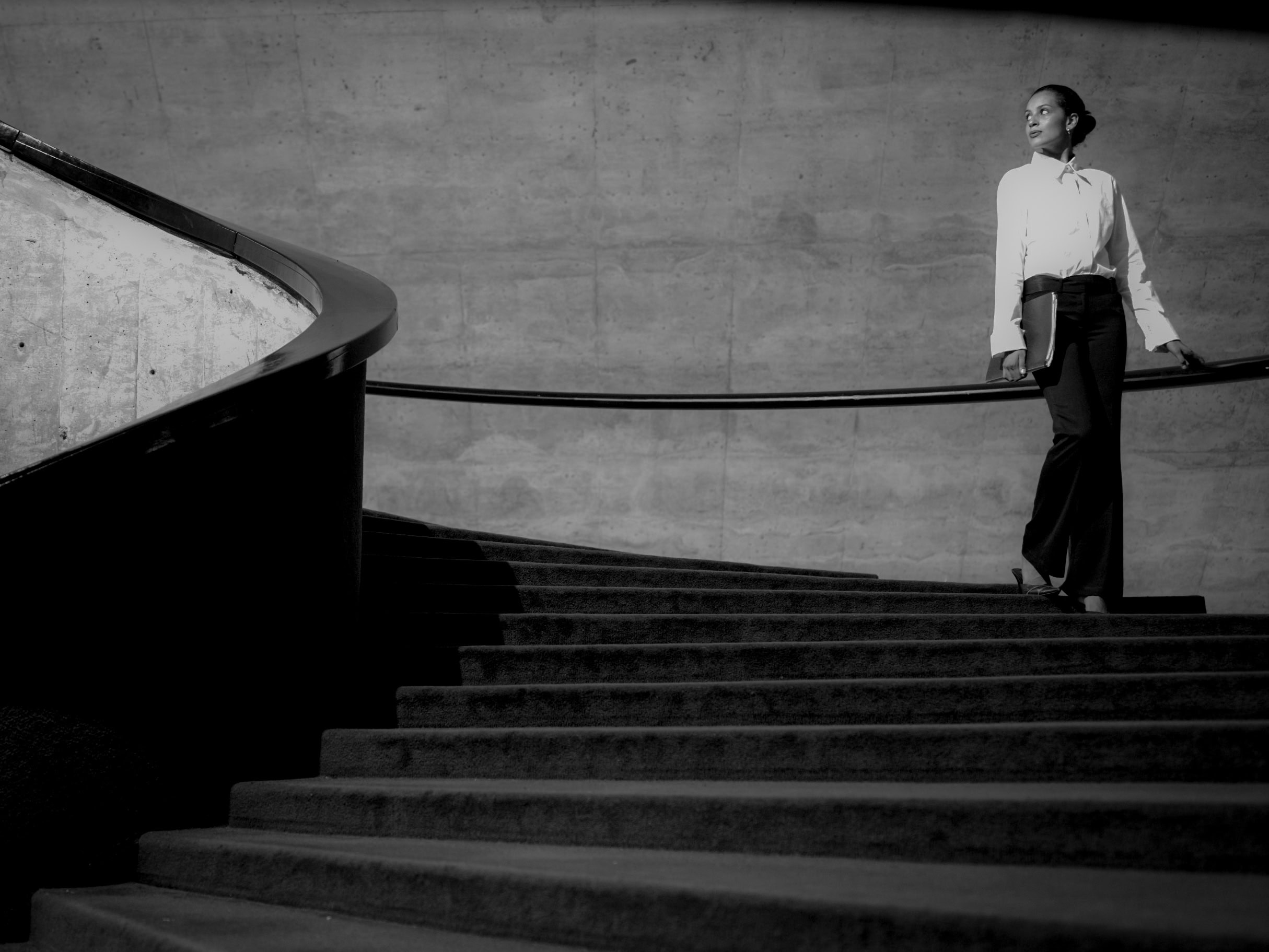 Professionelles Porträt von Diane K. Senft in einem modernen Umfeld.