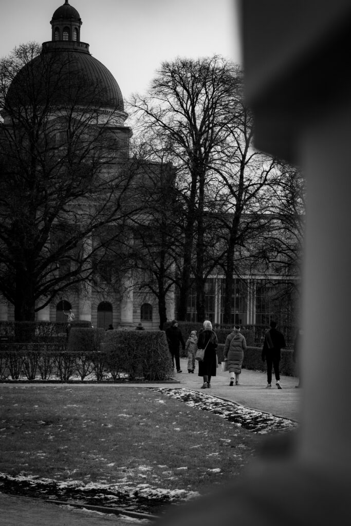 Menschen beim Spaziergang in einer Stadt mit historischen Gebäuden.