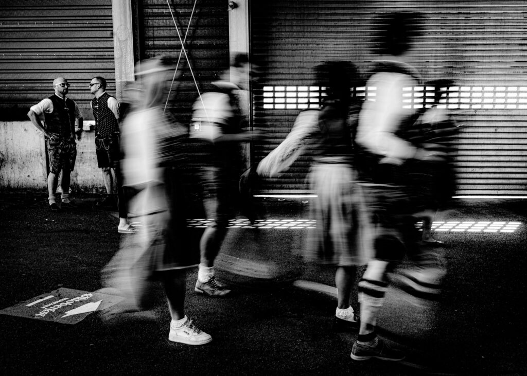 Menschen auf der Straße, Bewegung, urbanes Umfeld, Industriehalle.