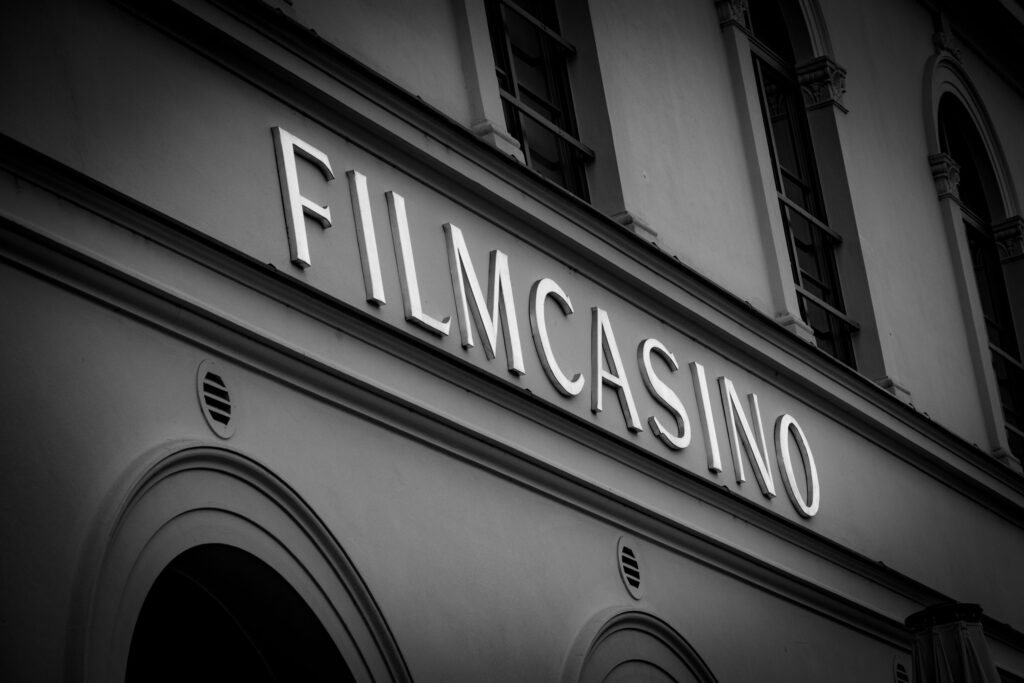 Filmcasino Gebäude an einer Straße in Berlin, Deutschland.