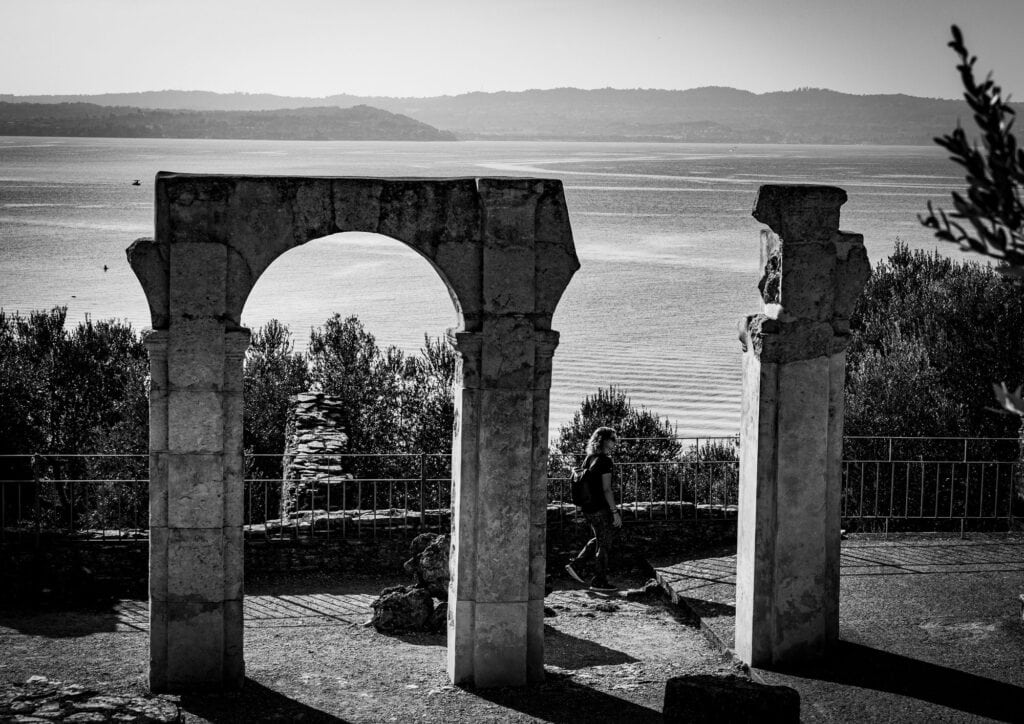 Historische römische Ruinen am Flussufer mit Blick auf Wasser und Landschaft.
