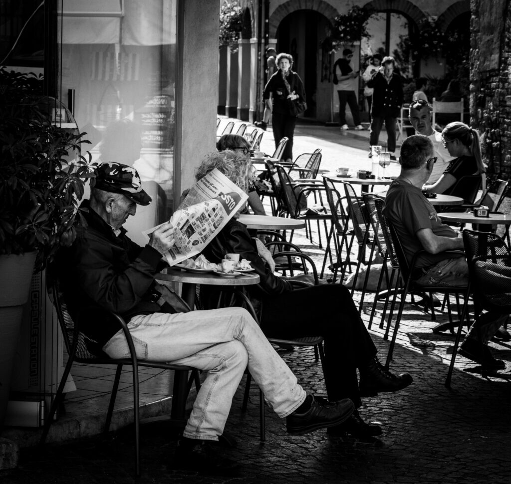 Menschen im Straßencafé, entspannte Atmosphäre, Stadtbild, urban.